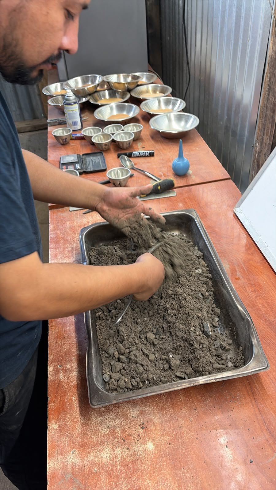 Técnico realizando ensayo en laboratorio